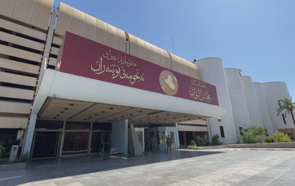 اشتعال قبة البرلمان.. بعد يومين من تهديدات ابنه.. البوكسات تنهي مناقشة الحيدري مع الدهلكي