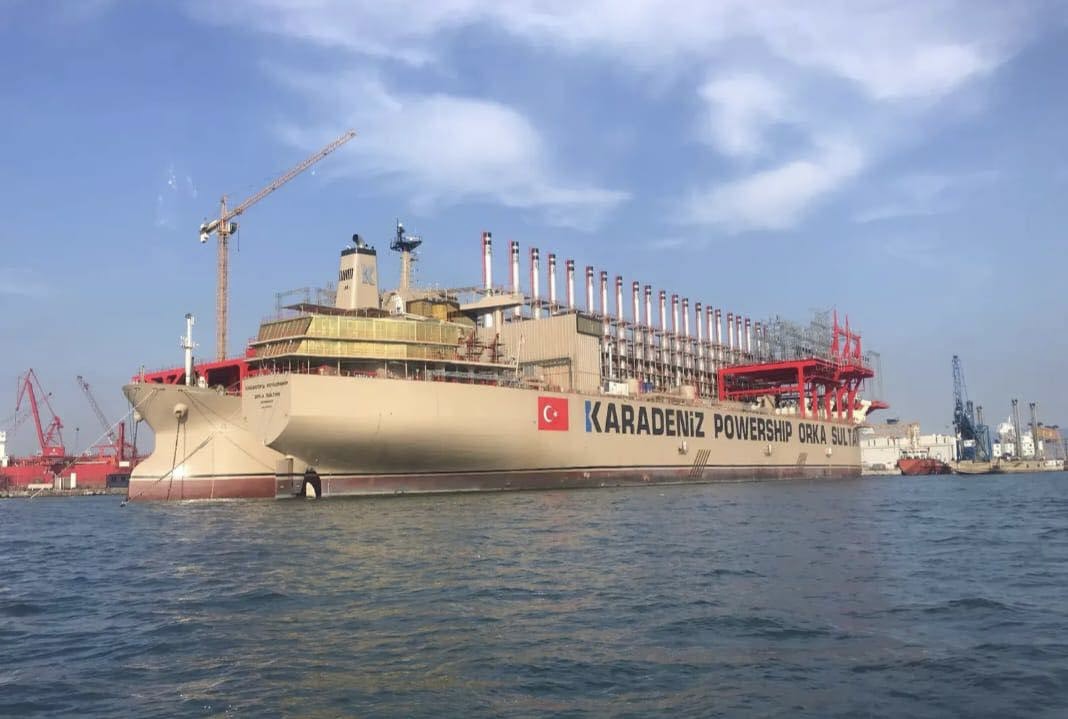 إنجاز بحري غير مسبوق.. ميناء الزبير يستقبل أطول سفينة في تأريخه.. طاقتها تصل لـ 600 ميغاواط